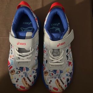 Kid’s sneaker (ASICS) size 3